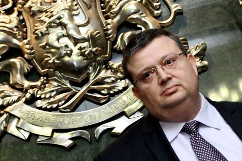 Цацаров отговори на \'Биволъ\' по обвинения, че името му изчезнало от имотна сделка
