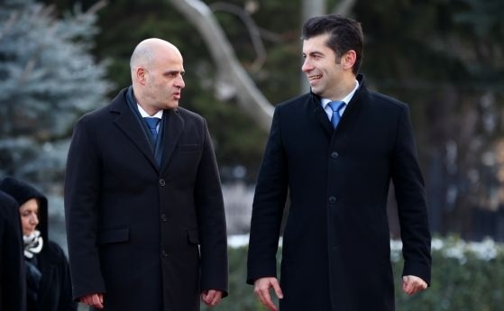 Премиерите на България и РСМ положиха венци пред паметниците на Незнайния воин и на Кирил и Методий