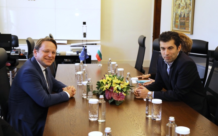 Петков се срещна с еврокомисар Вархеи