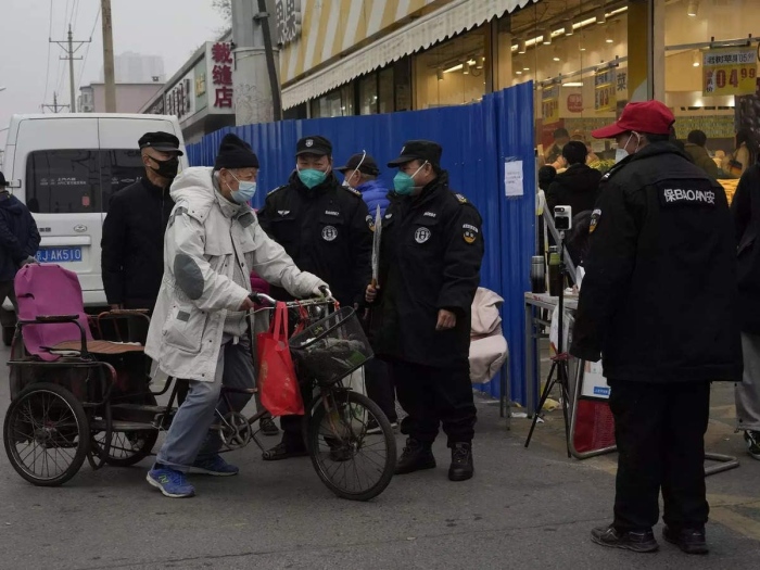 Паника обхвана Пекин заради нови карантинни центрове