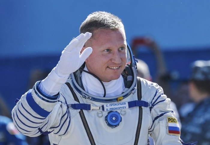 Космонавтите Петелин и Прокопиев поздравиха жените за 8 март от МКС