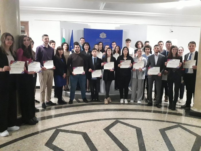 Трима талантливи младежи ще представят България в европейския конкурс за млади учени