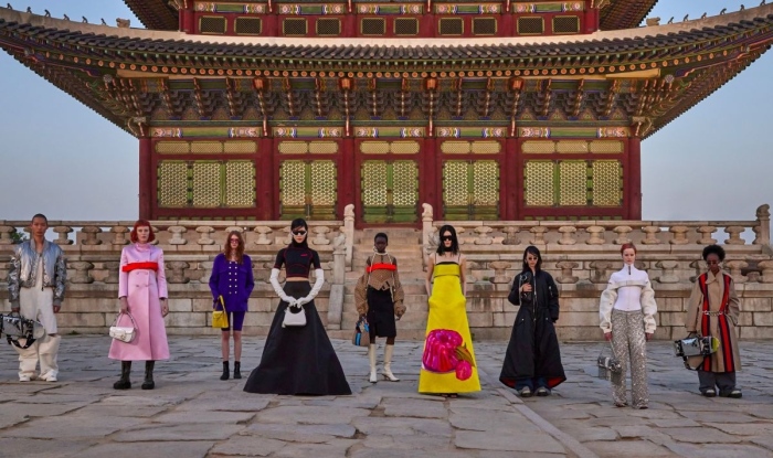 Гучи смеси корейската история и съвременната мода в новата си междусезонна колекция