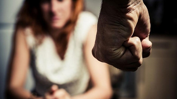 Домашно насилие: Арестуваха мъж за побой над жена и детето им