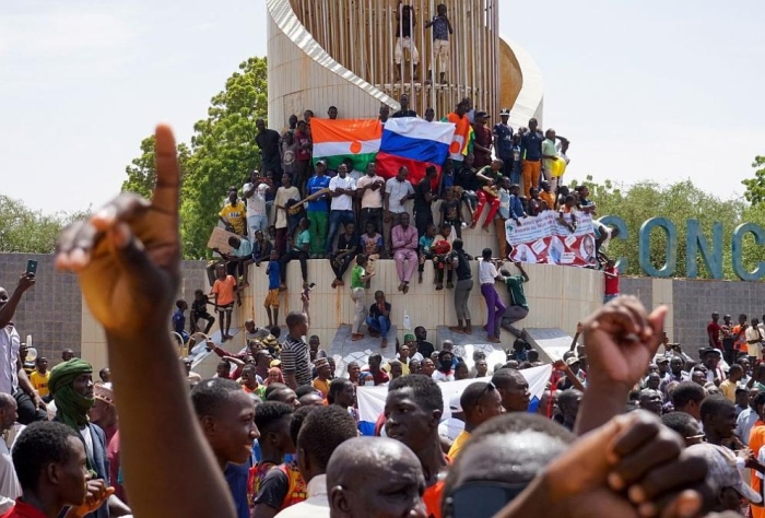 Франция започва да евакуира своите граждани от Нигер 