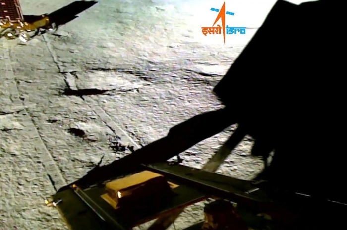 Индийският луноход откри сяра на Луната