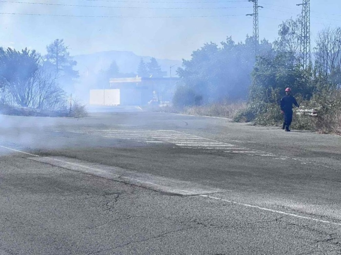Пожар на метри от бензиностанция в Казанлък