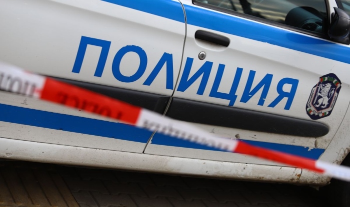 За телефон и 100 евро: Мъж заплаши с нож дете на спирка в Софийско
