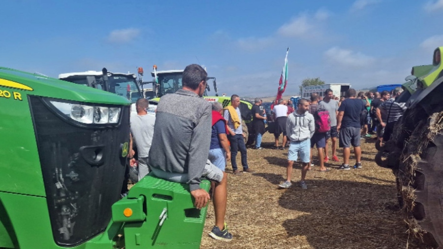 Събралите се край София земеделски производители обявиха край на протеста си