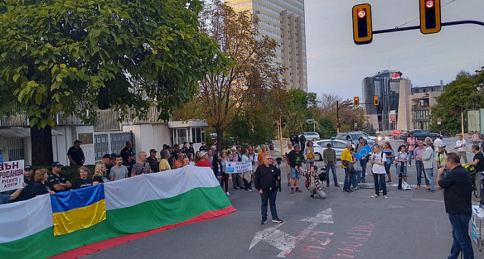 Протест пред руското посолство: Вън Митрофанова и Тук не е Москва