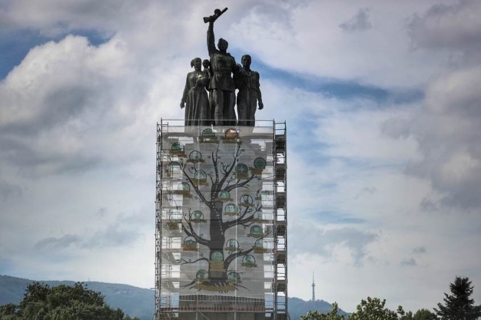 Паметникът на съветската армия беше опакован с лицата на европейския път на България