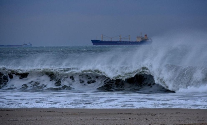 Турски товарен кораб с 12 души екипаж потъна край Черно море