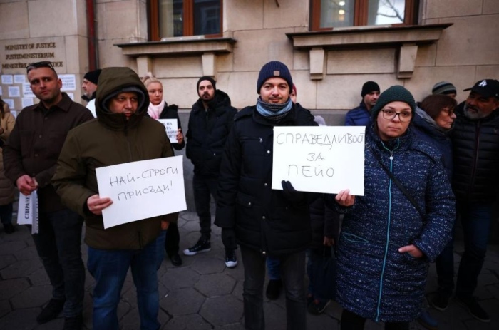 „Справедливост за Пейо“: Протести в памет на убития баща се провеждат в София