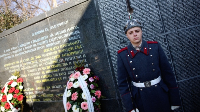 В София почетоха жертвите на комунизма с венци и цветя пред Мемориала в градинката пред НДК