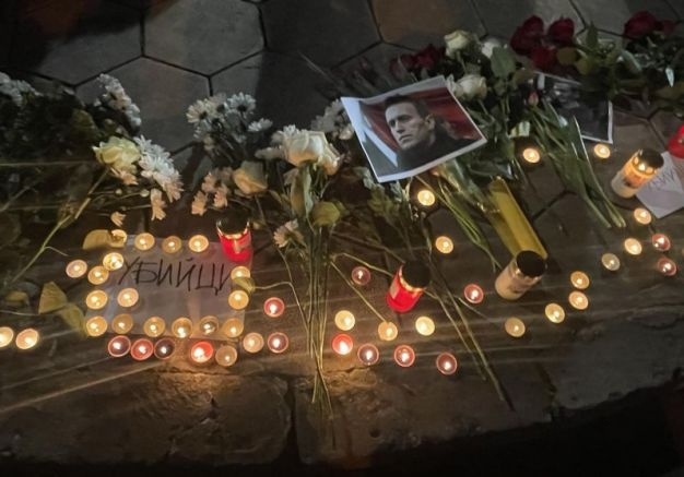 Софиянци с цветя и запалени свещи отдадоха почит на Навални – бореца за свободна Русия