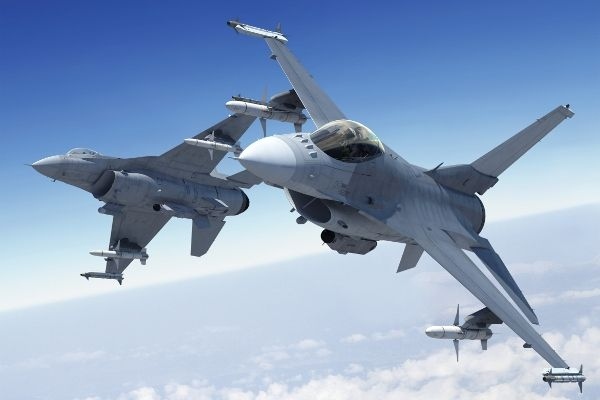 САЩ: Четирима украински пилоти ще са готови да управляват F-16 до лятото