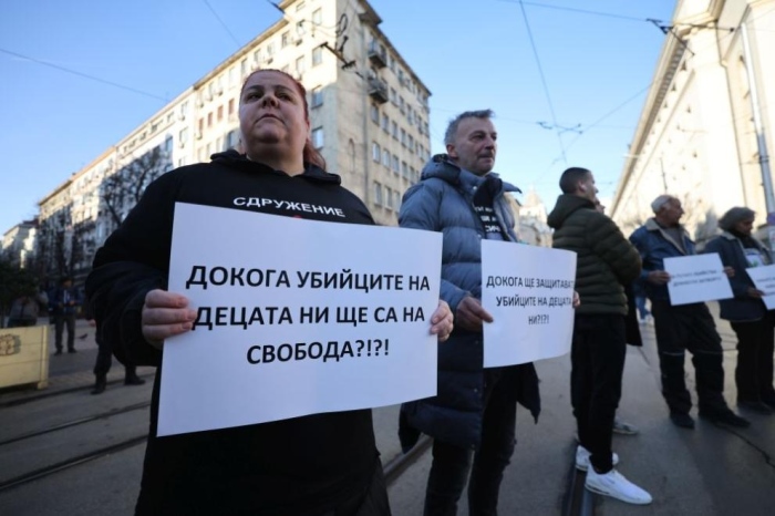 Родители на деца, загинали при катастрофи, протестират в София 