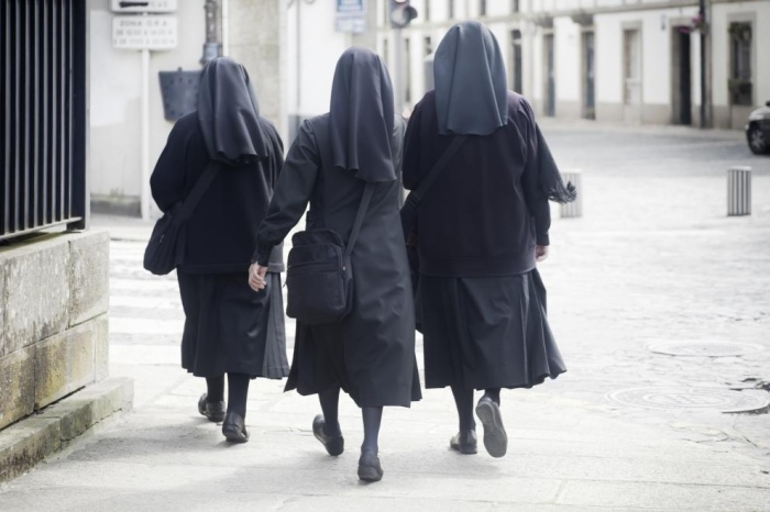 Фурор: Британски монахини попаднаха в челото на музикални класации