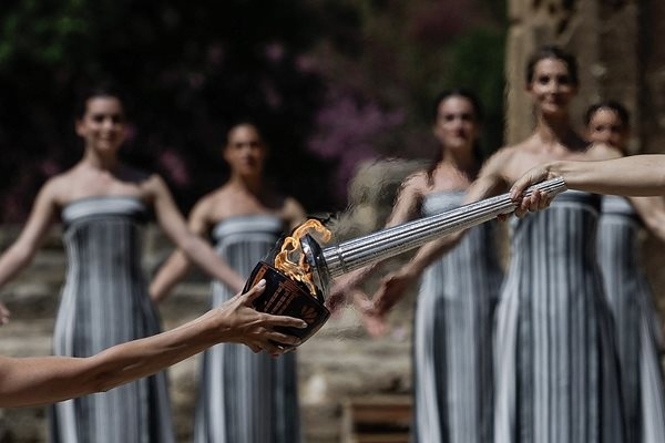 Репетираха запалването на факела с олимпийски огън в Гърция
