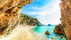 На почти 200 плажа в Гърция ще е забранено поставянето на чадъри и шезлонги