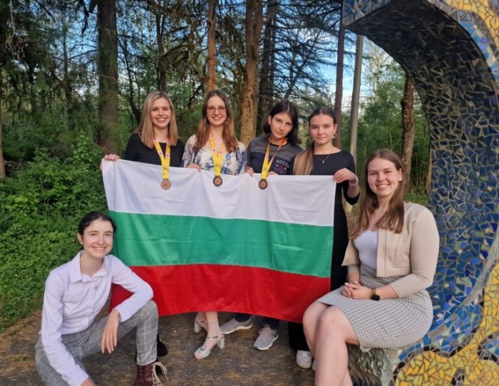3 български ученички с медали от европейската олимпиада по математика за момичета
